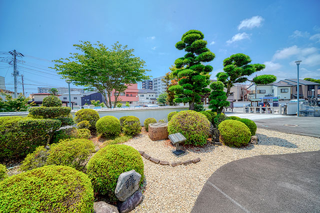 築山・仏足石