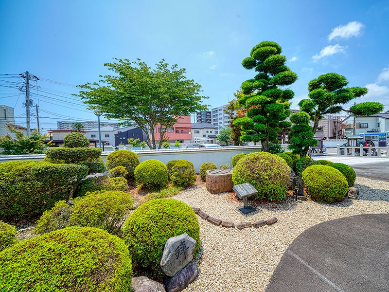 築山・仏足石